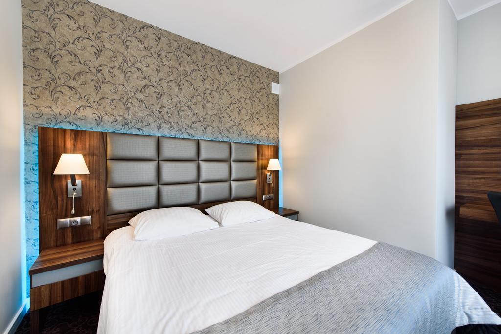 Hotel Nowy Dwor Trzebnica Dış mekan fotoğraf