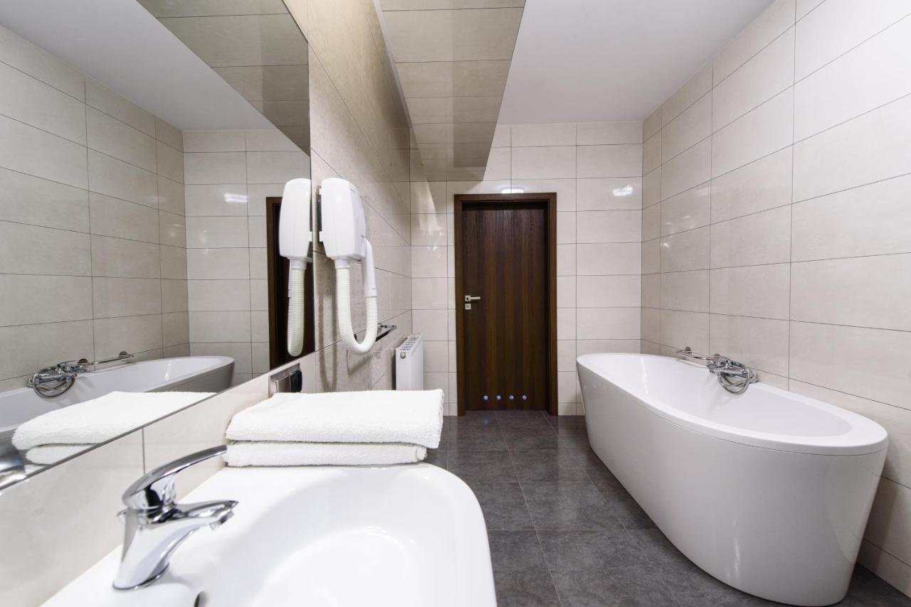 Hotel Nowy Dwor Trzebnica Dış mekan fotoğraf