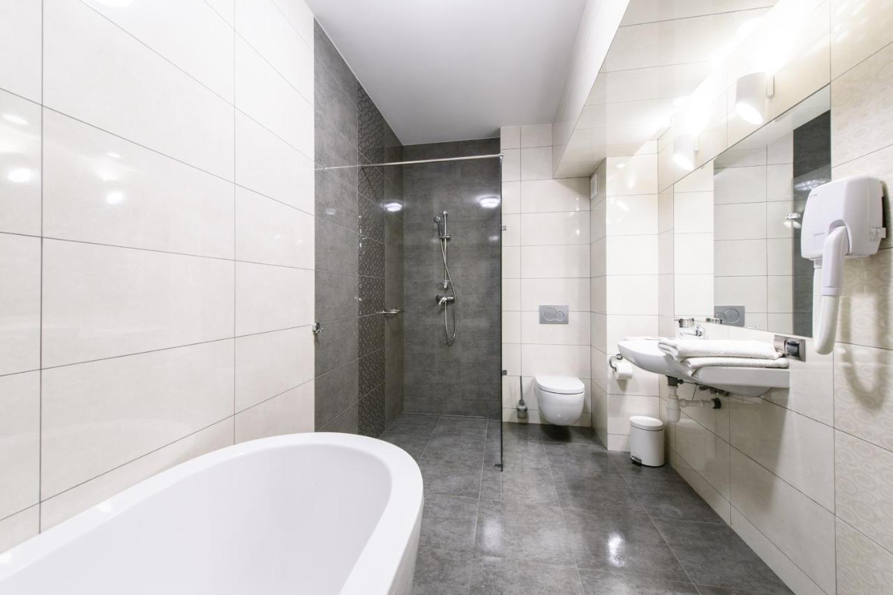 Hotel Nowy Dwor Trzebnica Dış mekan fotoğraf