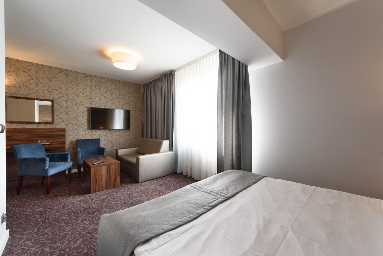Hotel Nowy Dwor Trzebnica Dış mekan fotoğraf